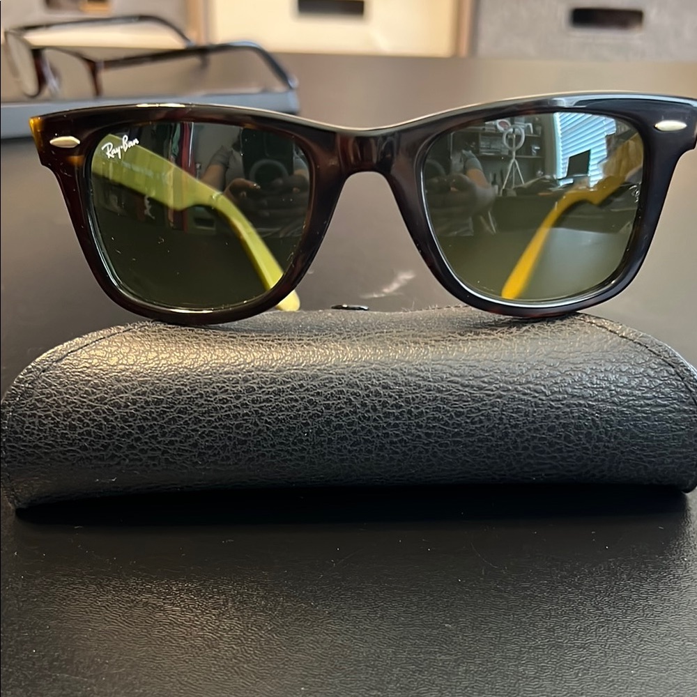Ray-Ban Black Wayfarer Sunglasses Classic Style